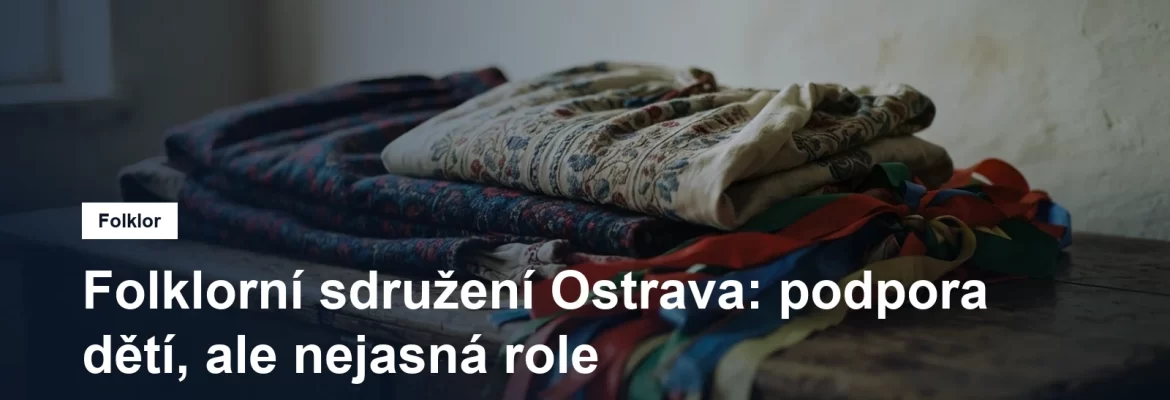 Složené kroje a stuhy na dřevěné truhle