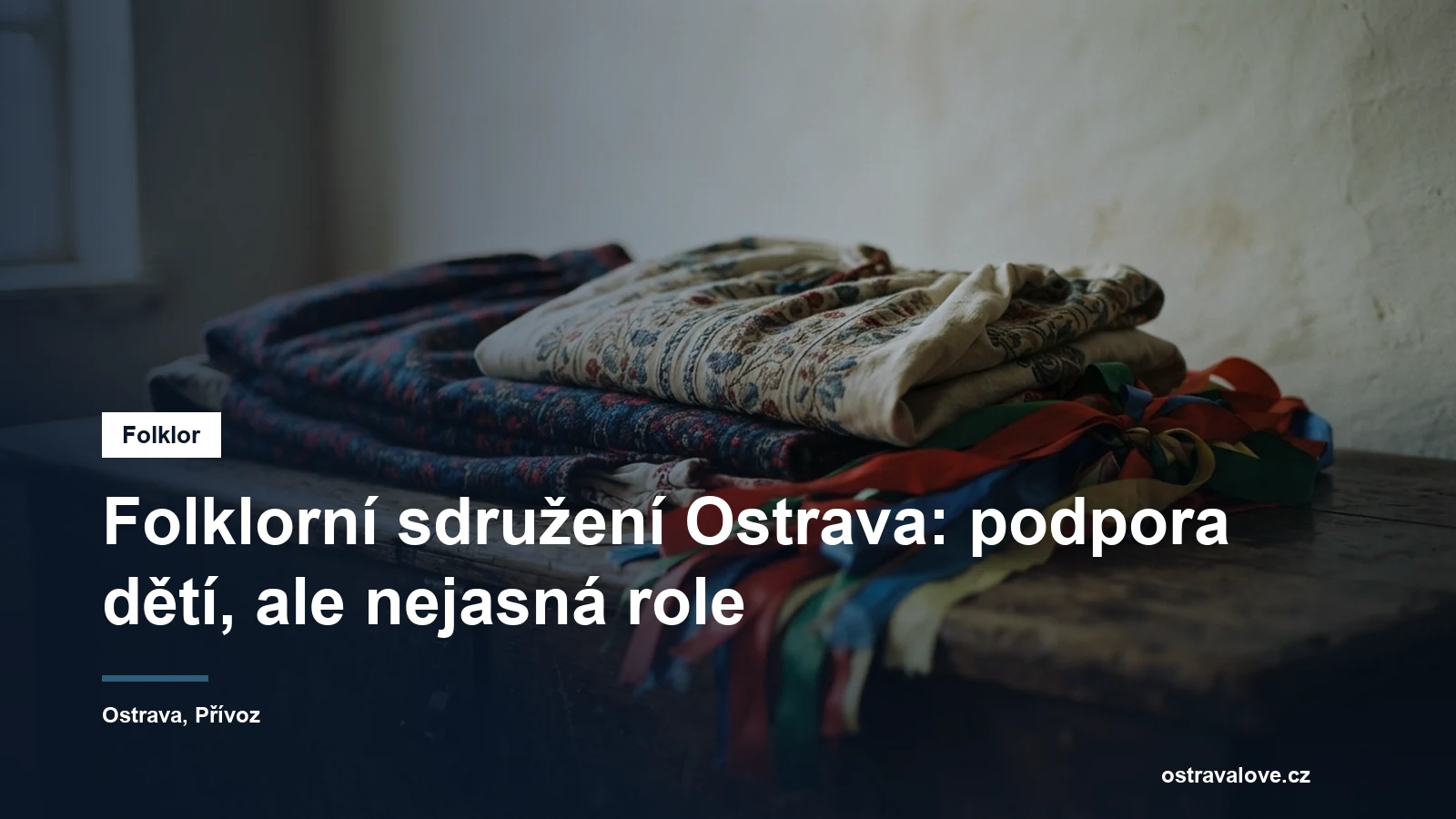 Složené kroje a stuhy na dřevěné truhle
