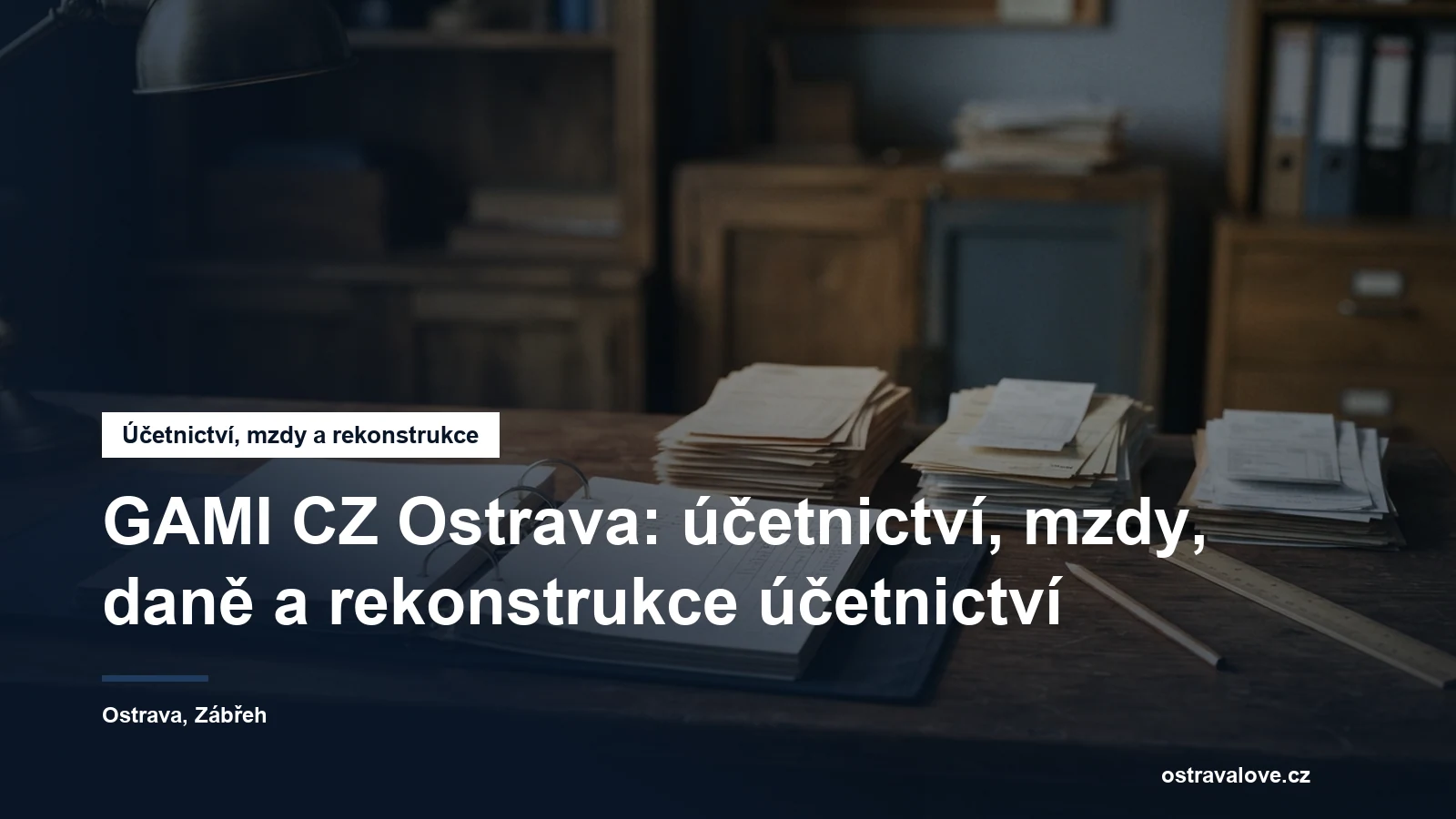 Stůl s rozloženými účetními doklady a otevřeným pořadačem