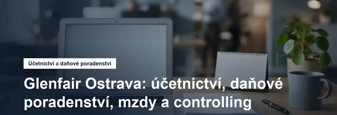 Pracovní stůl účetní kanceláře s doklady, notebookem a kalendářem