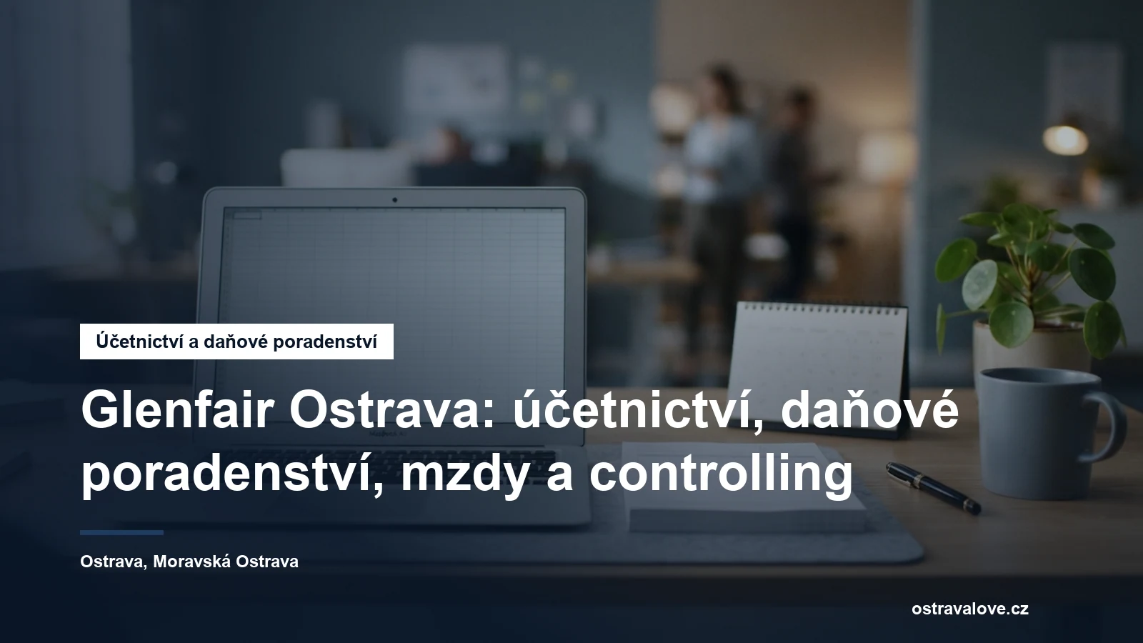 Pracovní stůl účetní kanceláře s doklady, notebookem a kalendářem