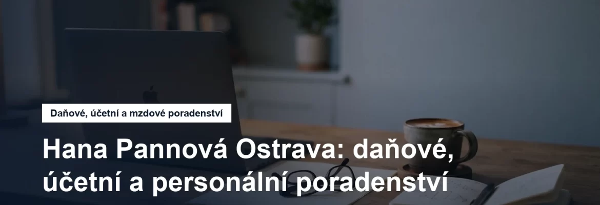 Pracovní stůl daňové poradkyně s dokumenty a šálkem kávy