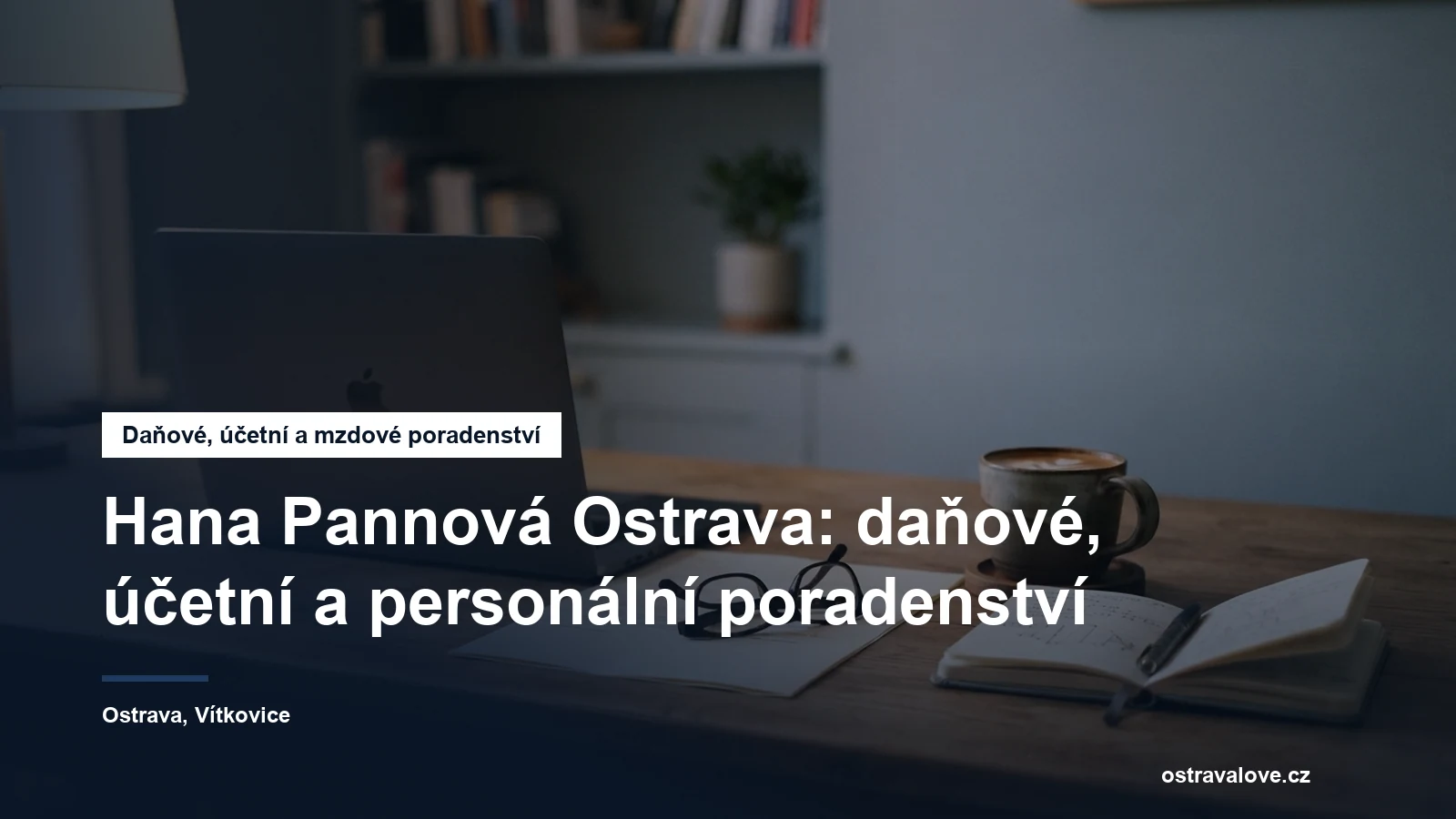 Pracovní stůl daňové poradkyně s dokumenty a šálkem kávy