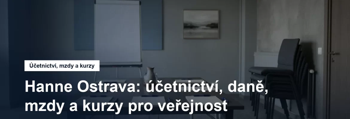 Zasedací místnost s flipchartem a poznámkovými bloky