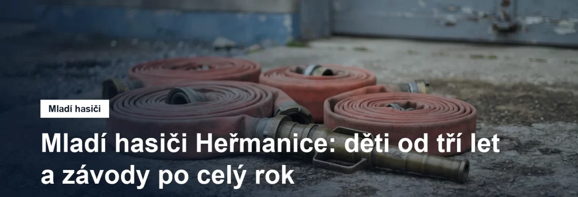 Svinuté hasičské hadice a proudnice na dvoře zbrojnice