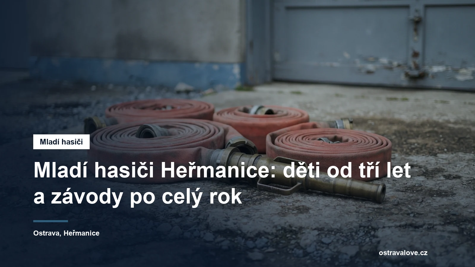 Svinuté hasičské hadice a proudnice na dvoře zbrojnice