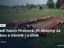 Hasičské proudnice a hadice srovnané na trávě