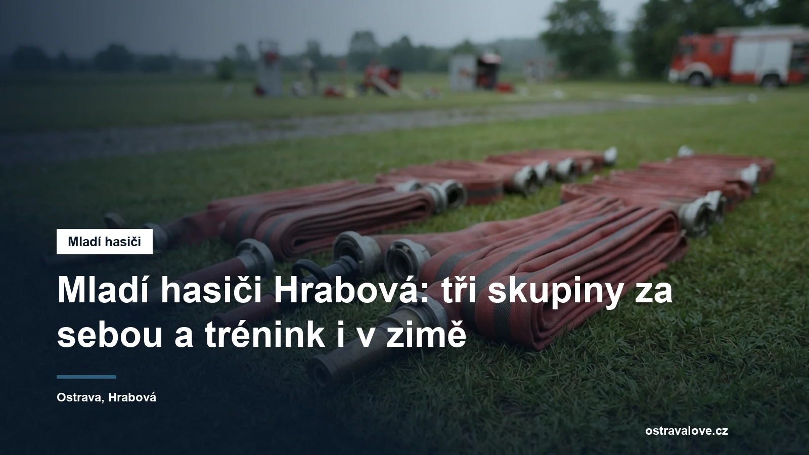 Hasičské proudnice a hadice srovnané na trávě