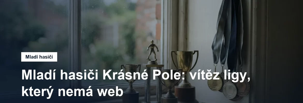 Poháry a medaile na stole u okna