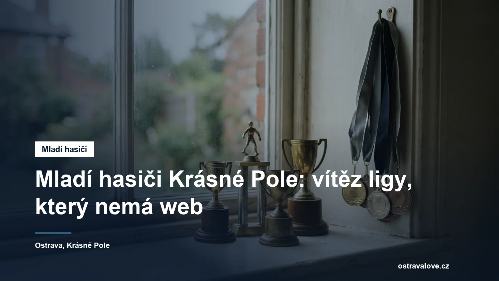 Poháry a medaile na stole u okna