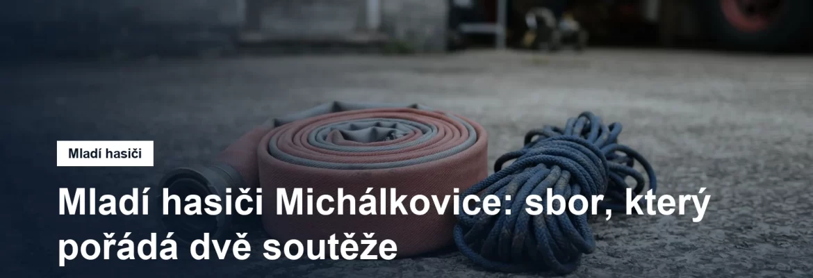 Smotaná hasičská hadice na betonu