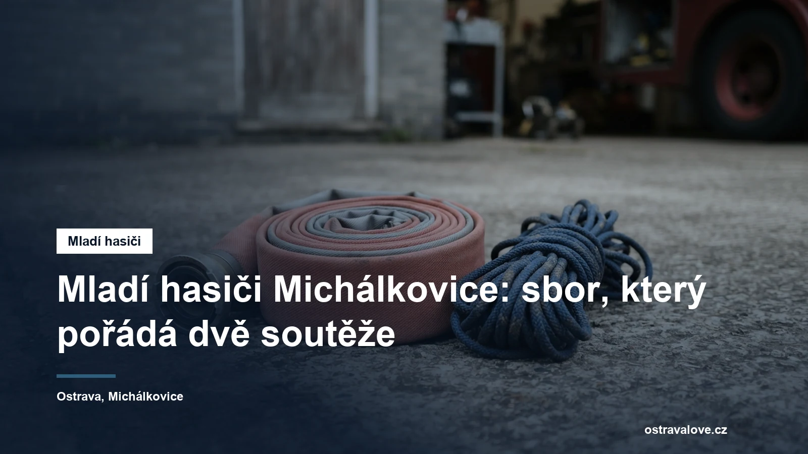 Smotaná hasičská hadice na betonu