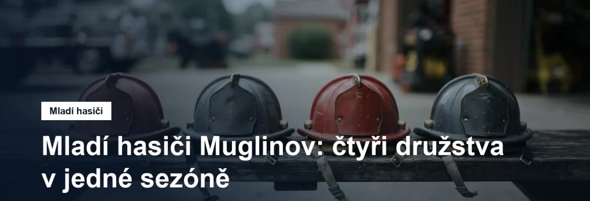 Čtyři přilby mladých hasičů srovnané na lavici