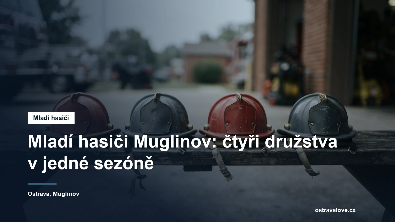 Čtyři přilby mladých hasičů srovnané na lavici