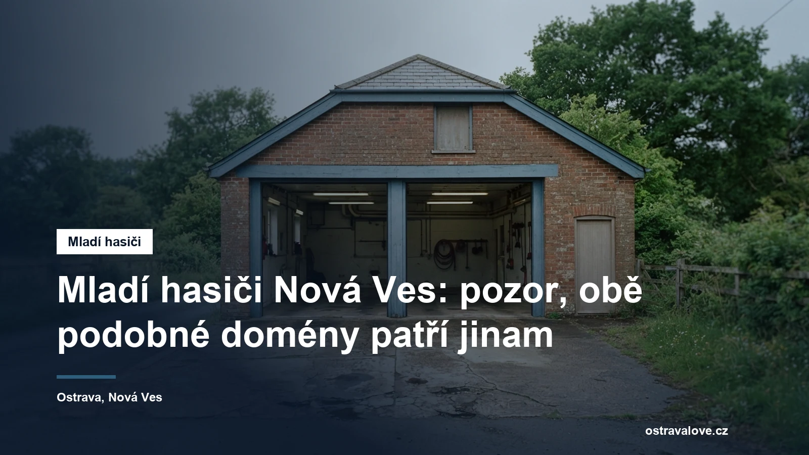 Hasičská zbrojnice s otevřenými vraty