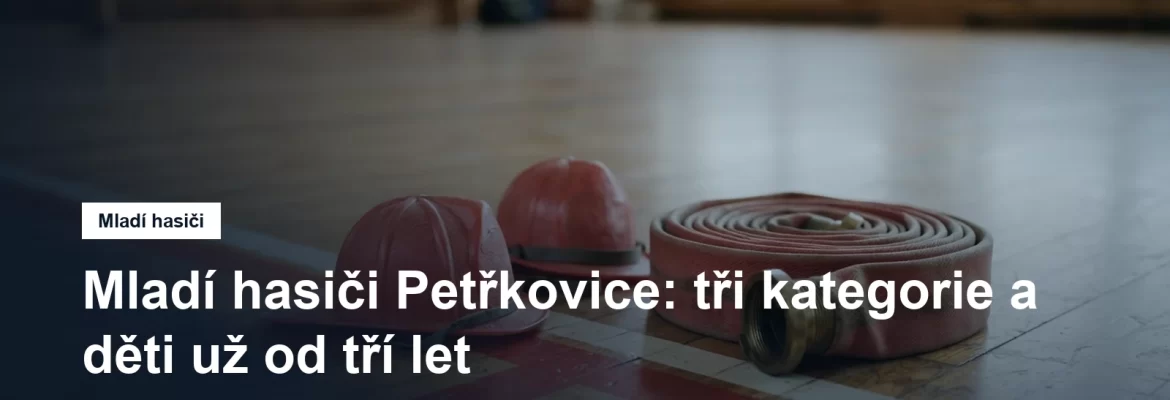 Malé hasičské přilby a hadice v tělocvičně