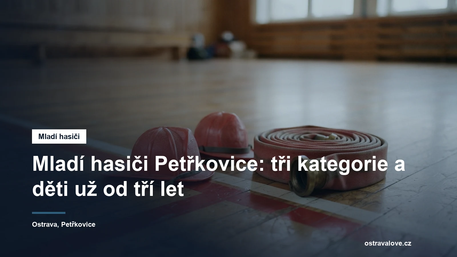 Malé hasičské přilby a hadice v tělocvičně