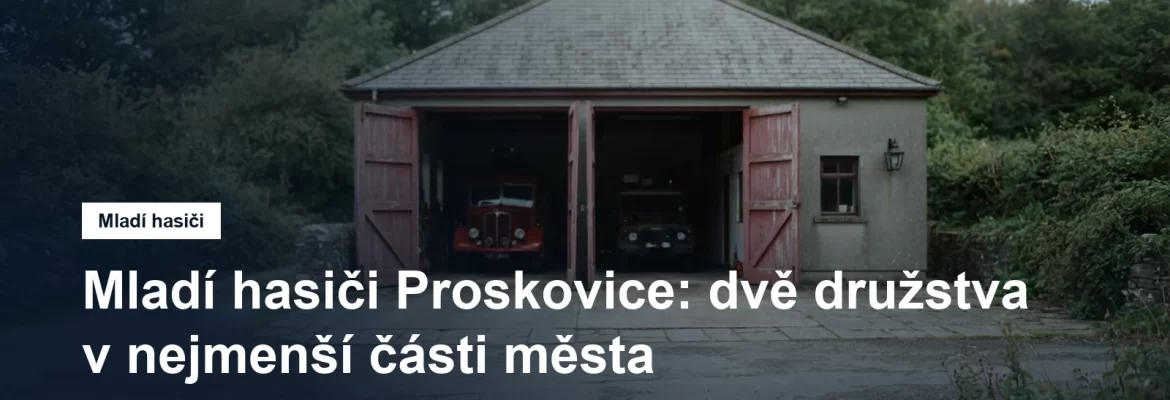 Hasičská zbrojnice s otevřenými vraty na kraji vsi