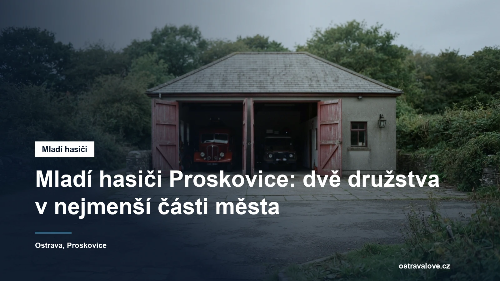Hasičská zbrojnice s otevřenými vraty na kraji vsi