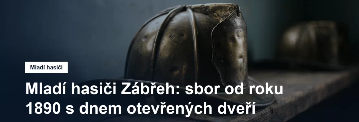 Stará hasičská přilba na dřevěné polici