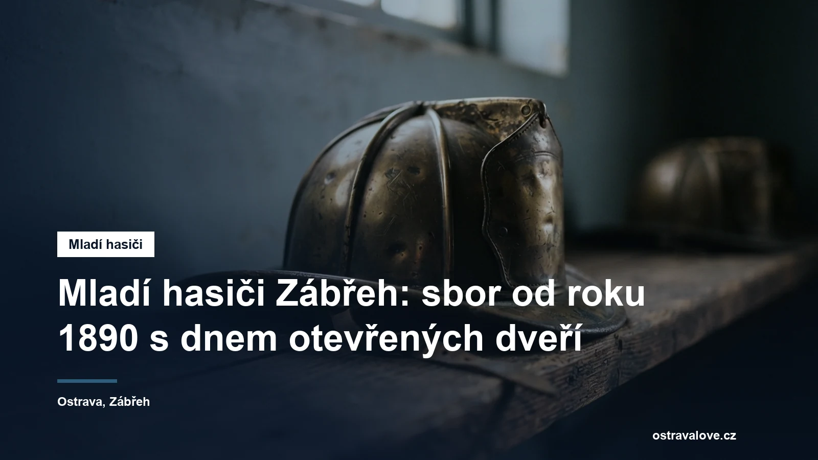 Stará hasičská přilba na dřevěné polici