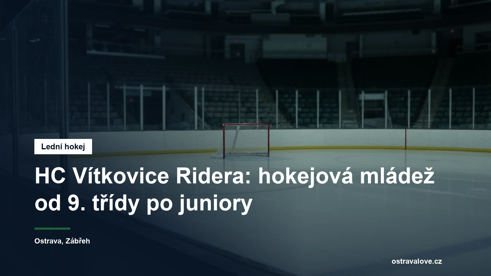 Prázdné hokejové kluziště s brankou a mantinely