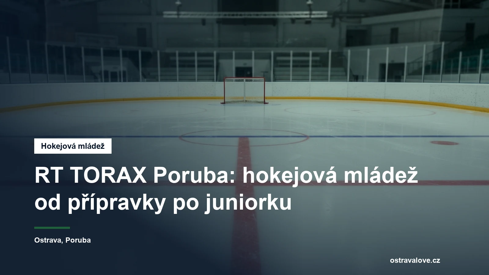 Prázdná ledová plocha s brankou a čarami