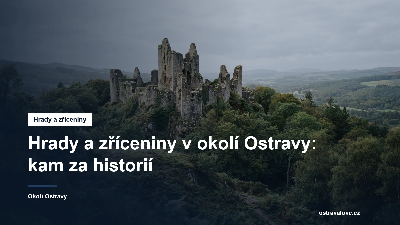 Kamenná zřícenina hradu na zalesněném kopci
