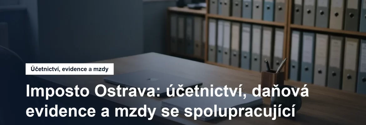 Menší účetní kancelář s pořadači a pracovním stolem