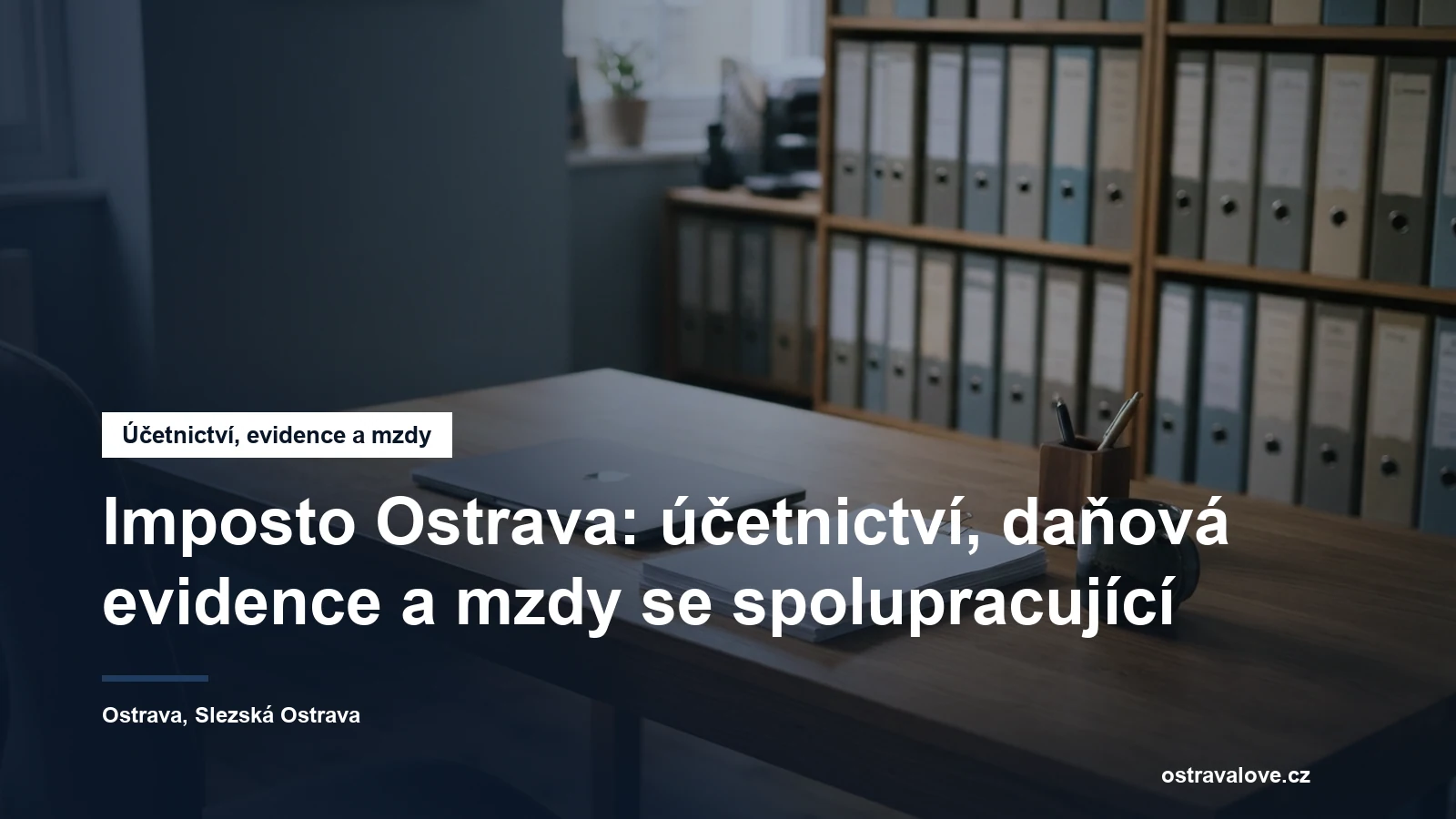 Menší účetní kancelář s pořadači a pracovním stolem