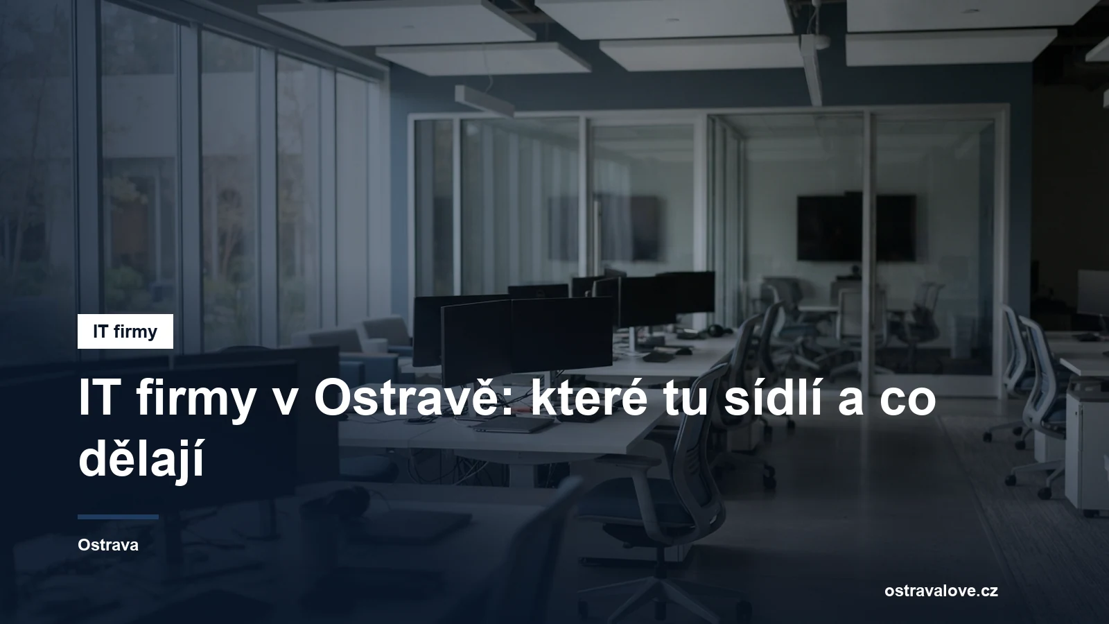Otevřená kancelář softwarové firmy s monitory