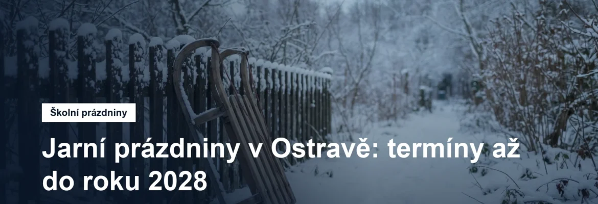 Sáňky opřené o zasněžený plot