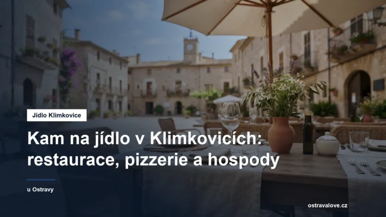 Prostřený stůl v restauraci na náměstí