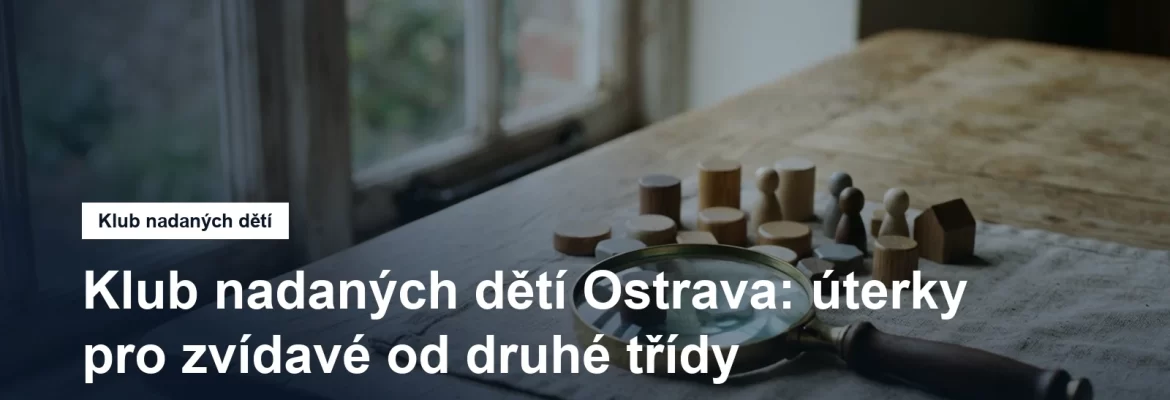 Deskové hry a lupa na stole u okna