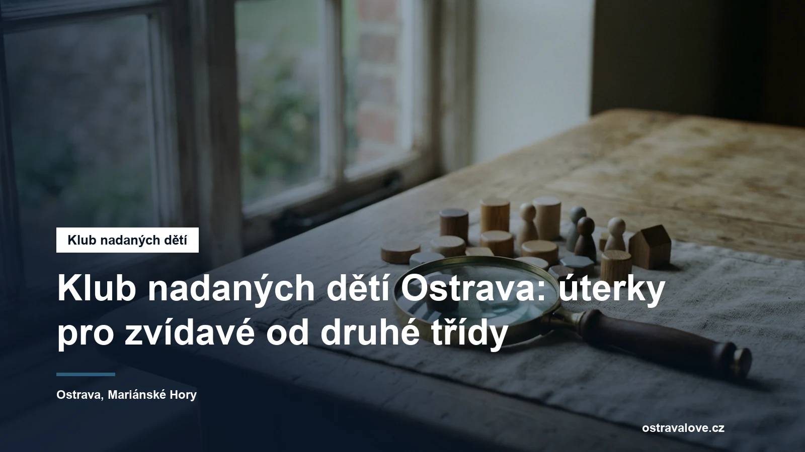 Deskové hry a lupa na stole u okna