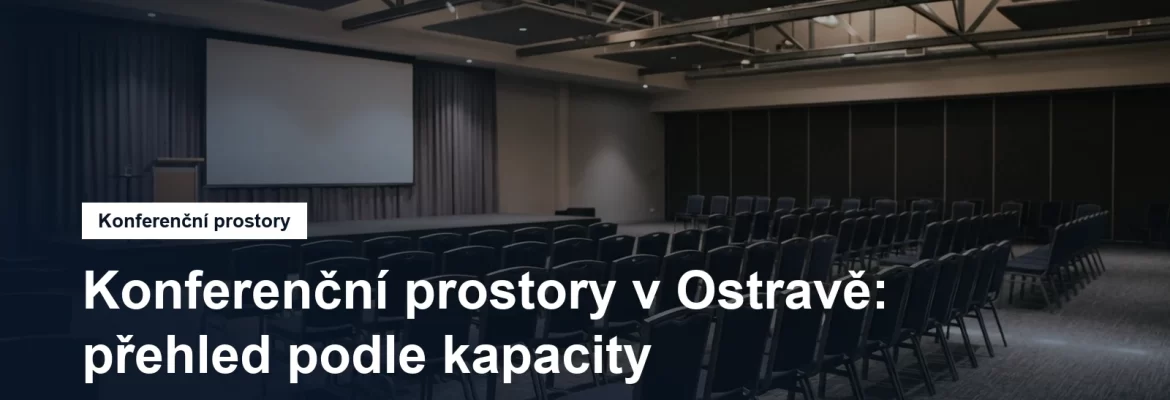 Prázdný konferenční sál s řadami židlí a plátnem