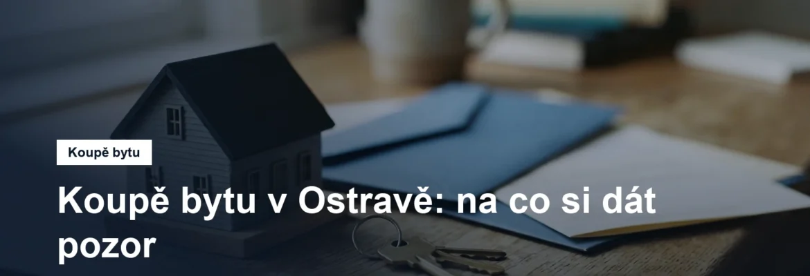 Model domu, klíče a dokumenty na stole