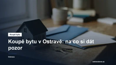 Model domu, klíče a dokumenty na stole