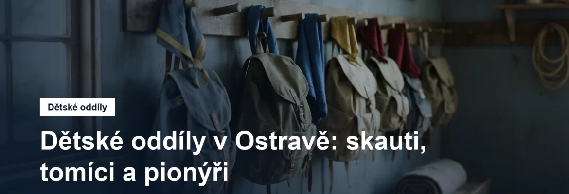Batohy a šátky pověšené na věšáku v klubovně