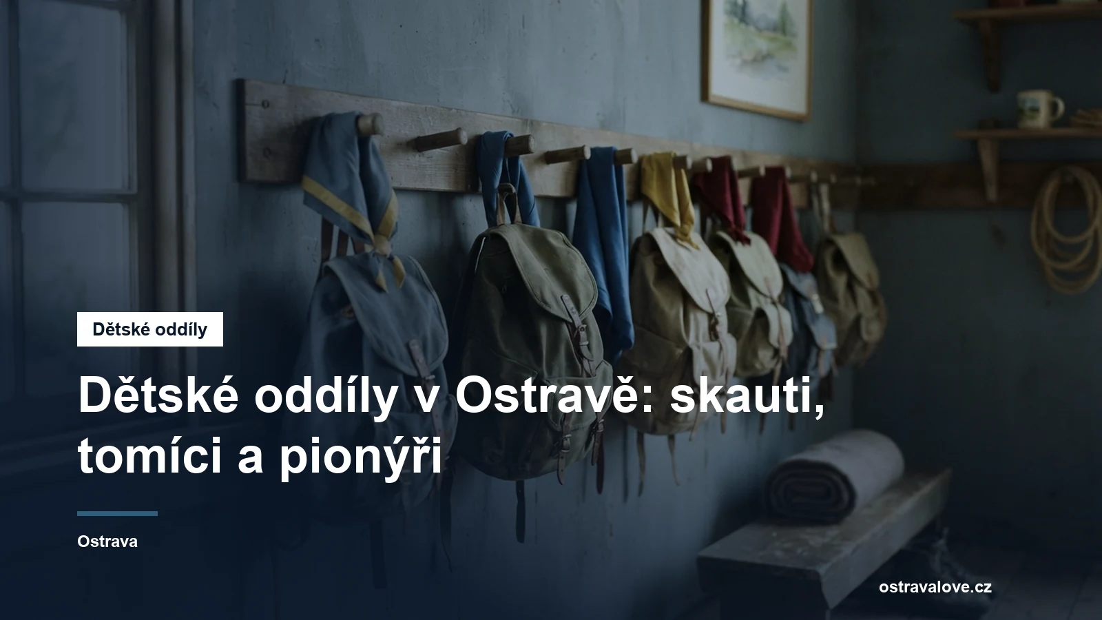 Batohy a šátky pověšené na věšáku v klubovně