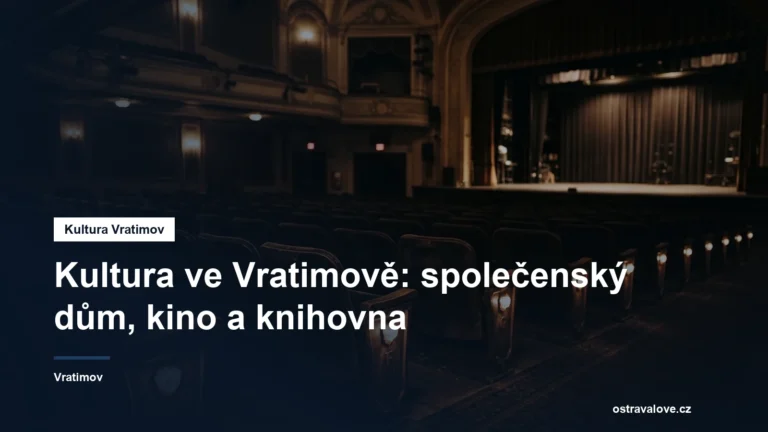 Divadelní sál s řadami sedadel a jevištěm