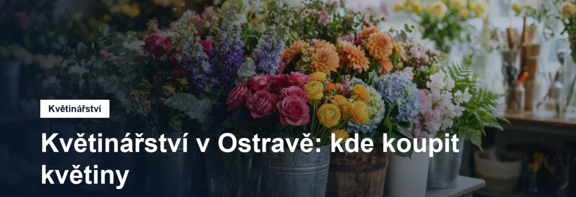 Kbelíky s řezanými květinami v květinářství