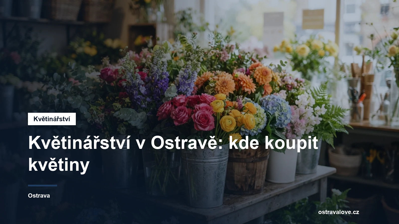 Kbelíky s řezanými květinami v květinářství