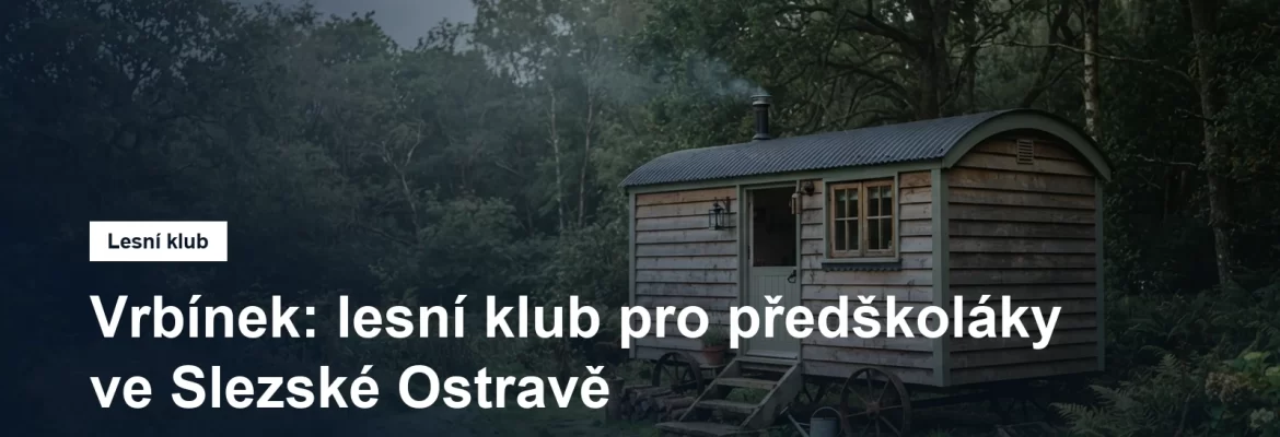 Dřevěná maringotka na zahradě u okraje lesa