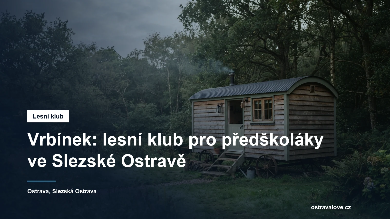 Dřevěná maringotka na zahradě u okraje lesa