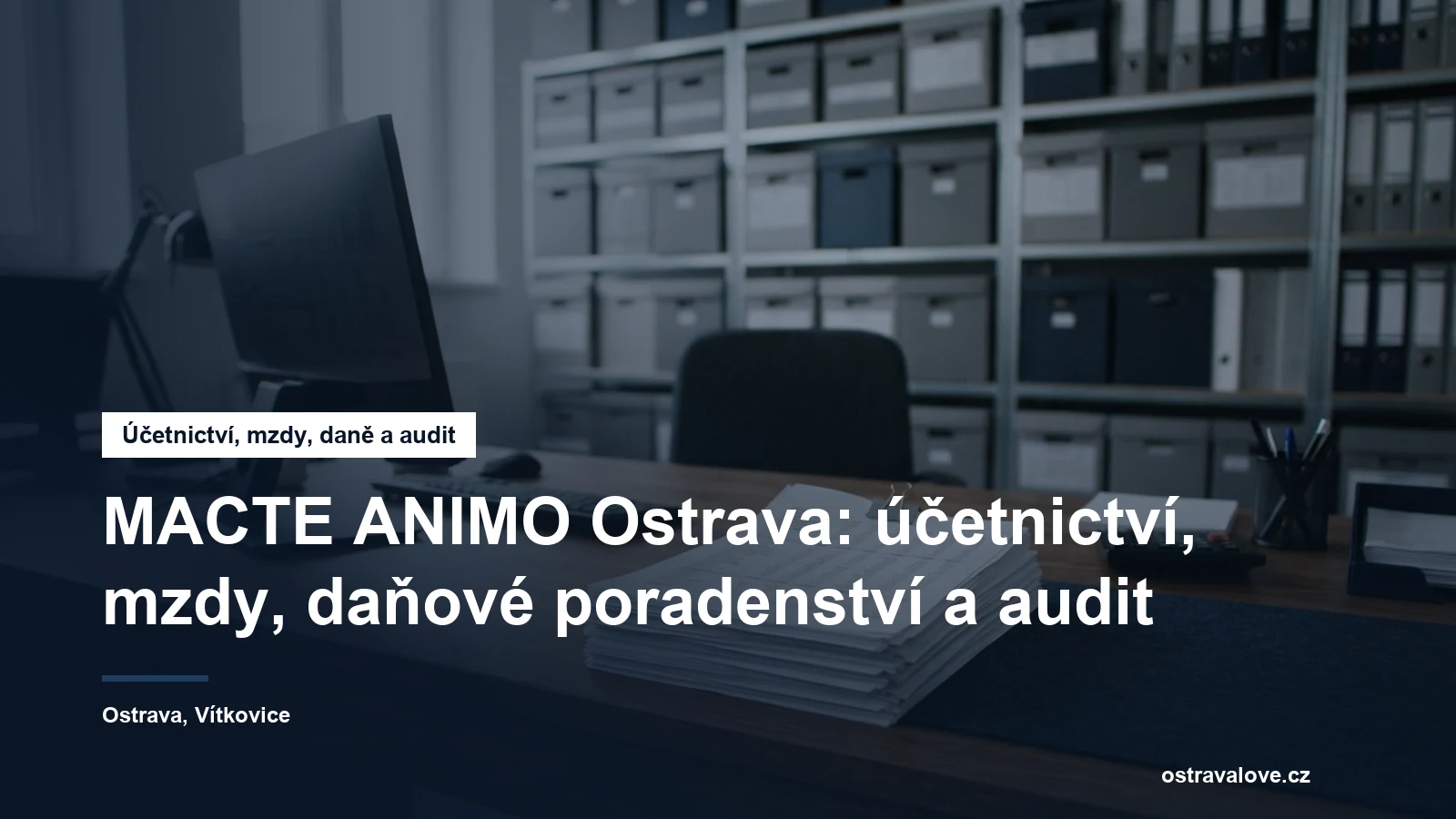 Kancelářský stůl s účetními výkazy a archivními pořadači