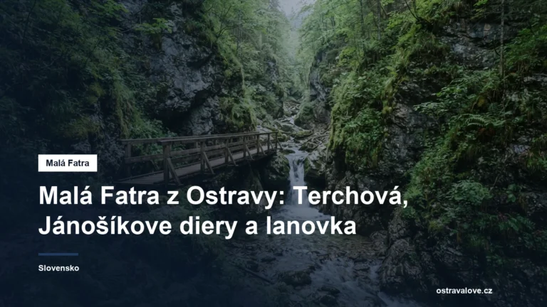 Skalní soutěska s dřevěným můstkem a vodopádem