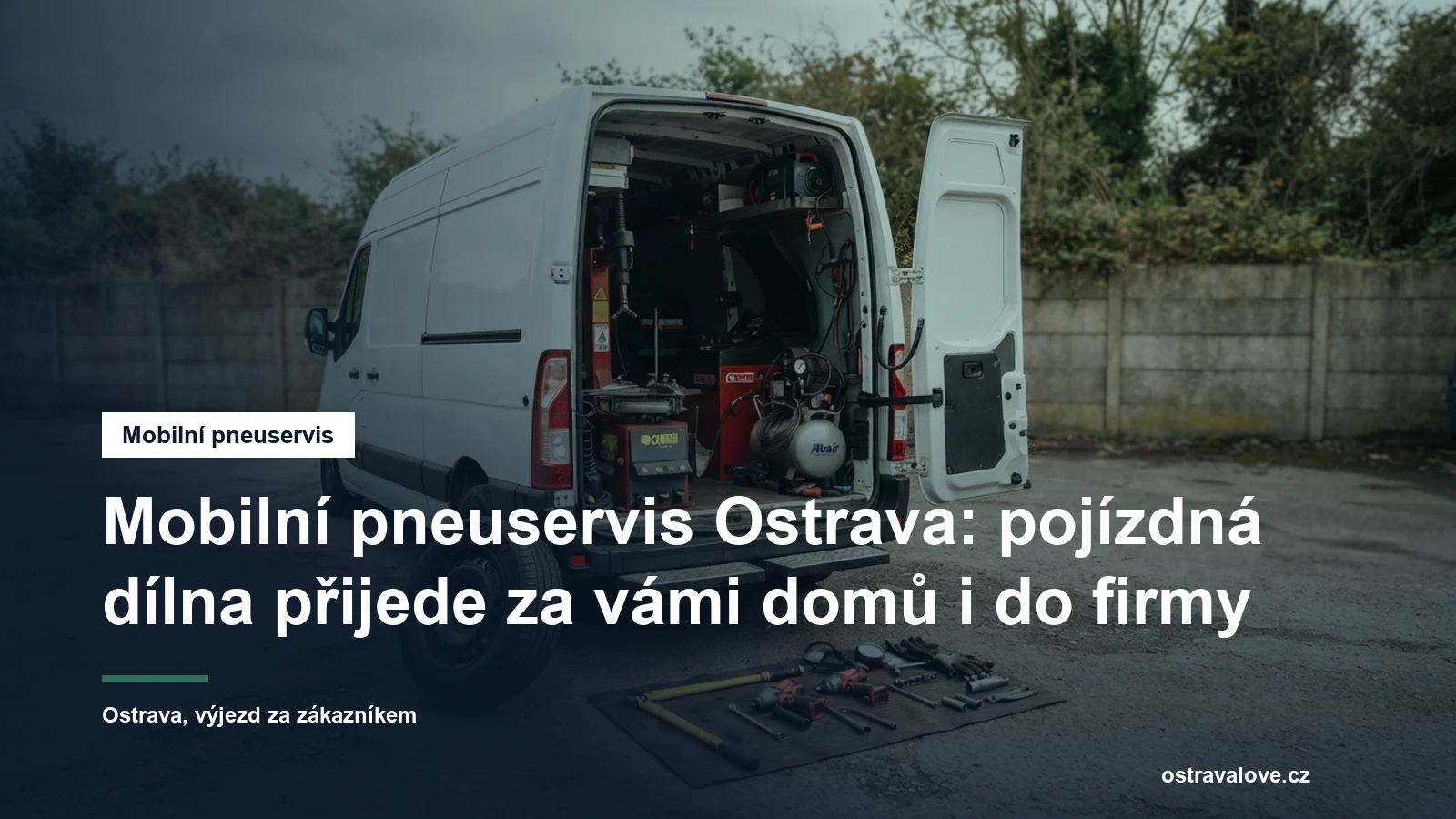 Pojízdný pneuservis, dodávka s otevřenými dveřmi a přezouvačkou, kolo opřené o nárazník osobního auta