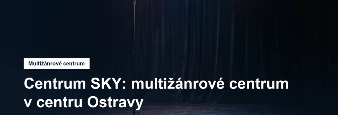 Prázdné pódium s mikrofonním stojanem