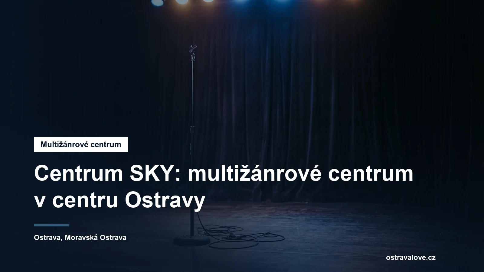 Prázdné pódium s mikrofonním stojanem